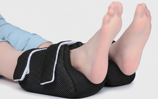 Druckentlastendes Knöchel-Hochlagerungskissen mit Fußstütze